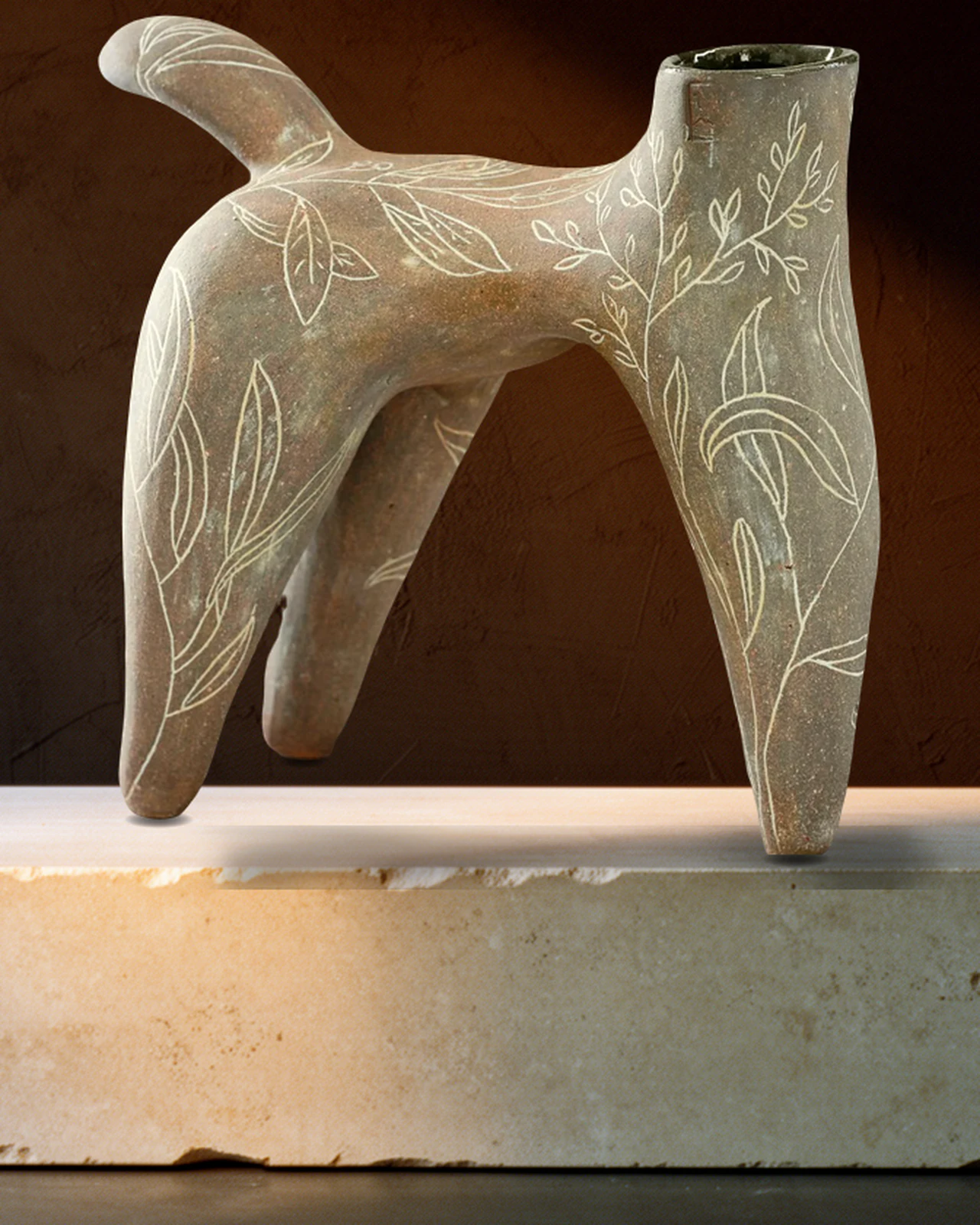 La même sculpture vue en hauteur, devant un mur chaud.