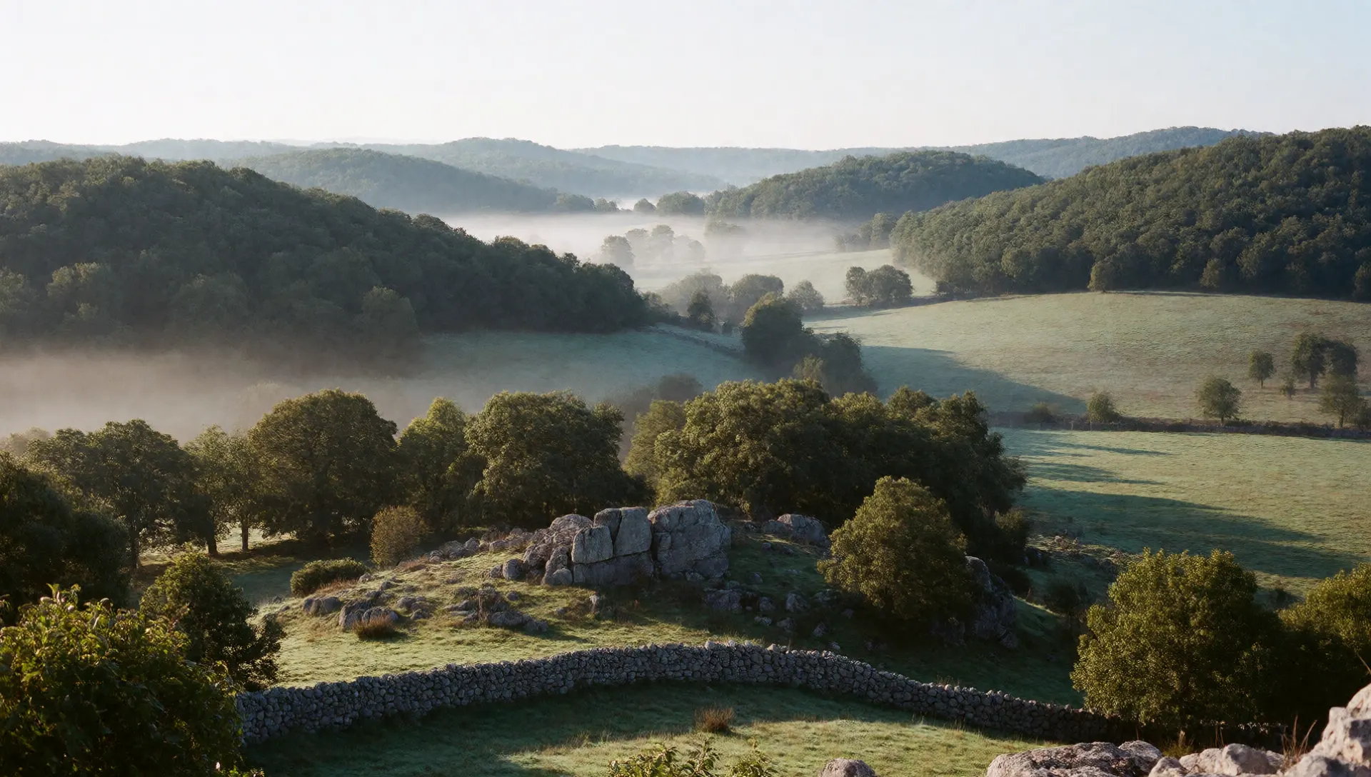 Une vallée du Limousin dans la brume