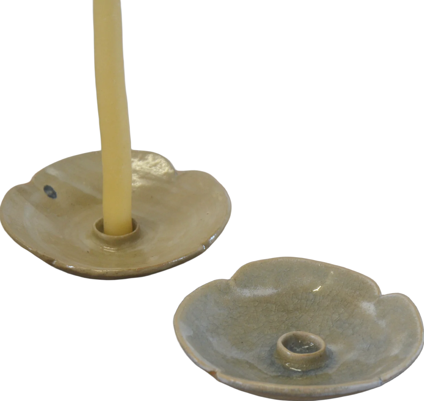 Bougeoir en forme de fleur, émail vert pâle craquelé, détouré