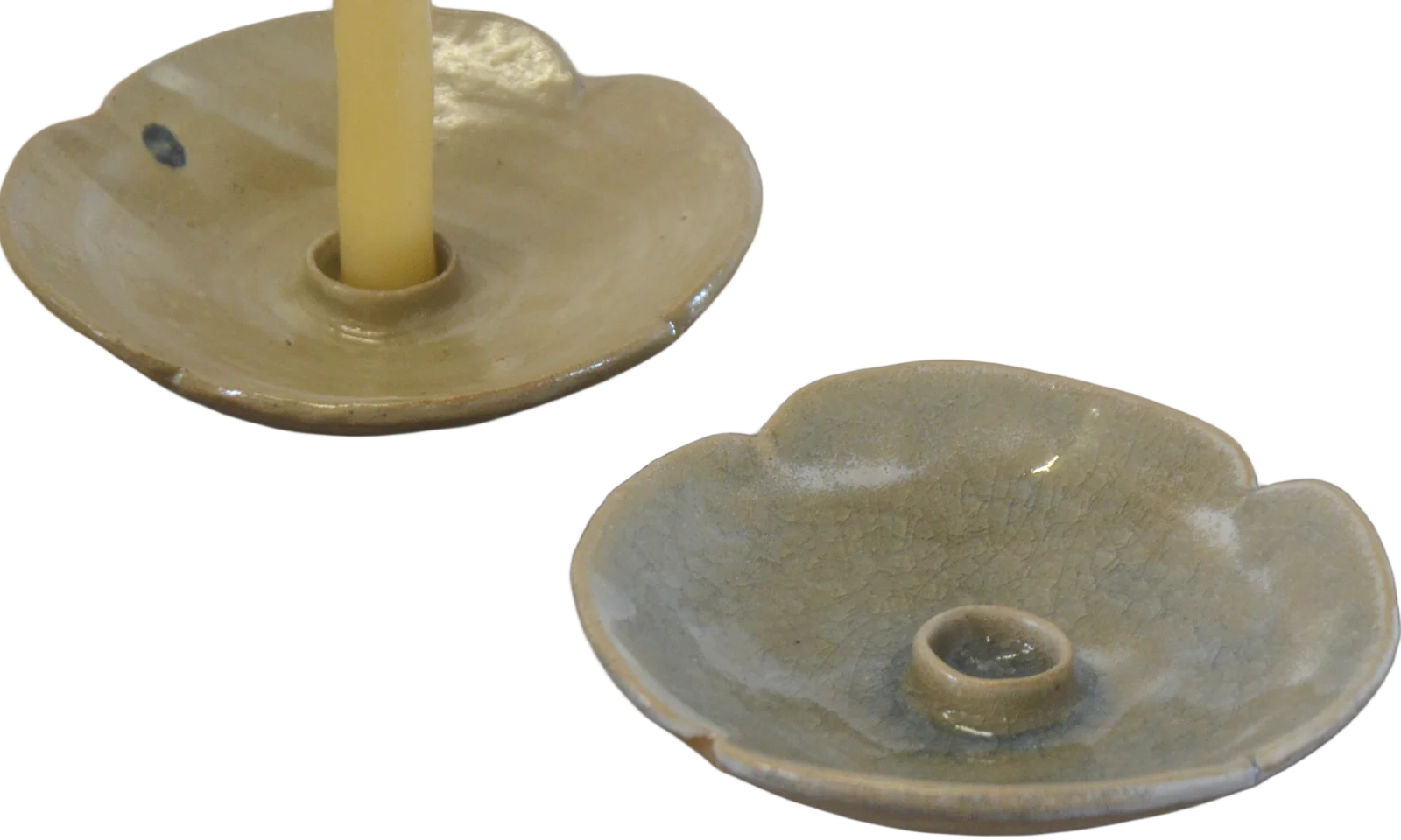 Bougeoirs en forme de fleur, émail vert pâle craquelé, l'un portant une bougie