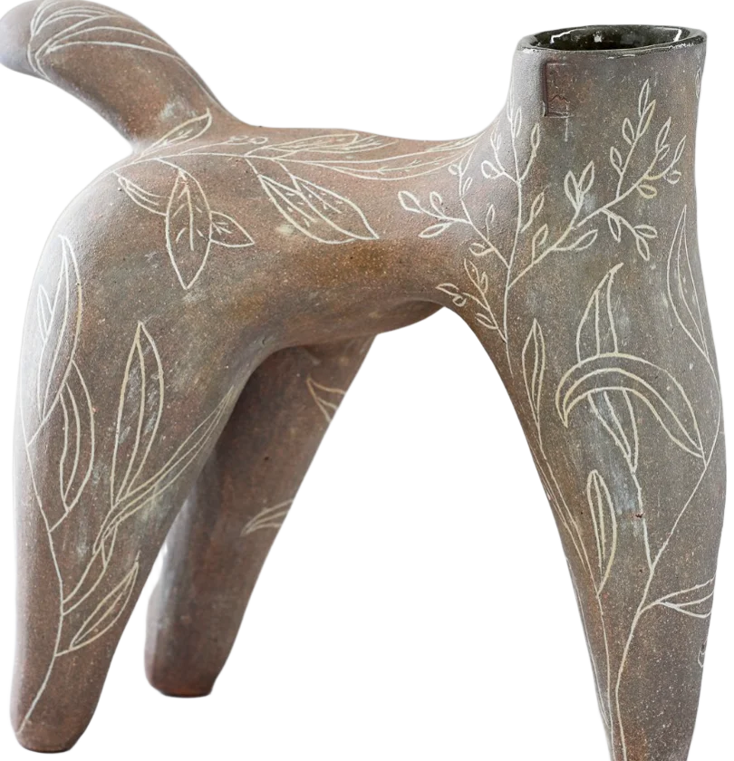 Sculpture à quatre pattes gravée de feuillages, en terre claire