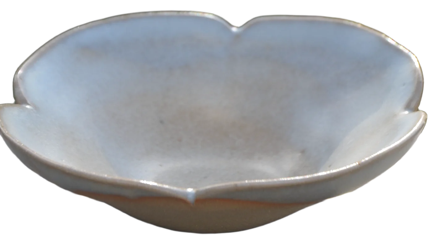 Coupelle en forme de fleur, émail bleu pâle, détourée, éclairée de la gauche